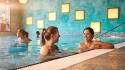 Bezoekers relaxen in het binnenbad 